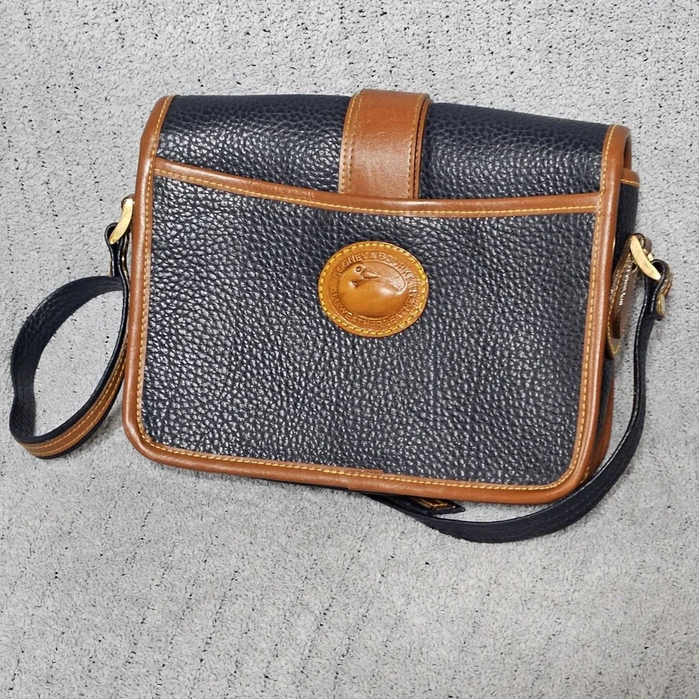 Dooney & Bourke Vintage All Weather Leather Crossbody Bag Navy‎ Blue Tan Trim - Picture 2 of 9